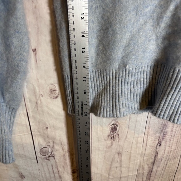 The limited Women's Light Baby Blue Long Sleeve 100% Cashmere Sweater Small - Picture 3 of 6